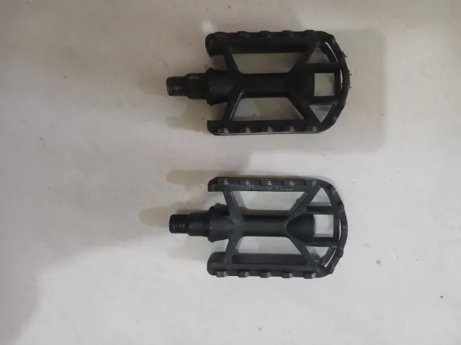 Par de Pedais Pretos com Refletor para Bicicleta (Semi-novo)