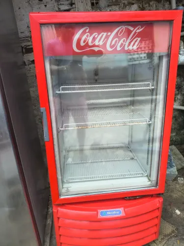 Freezer expositor da Coca-Cola, está em perfeito estado,ele é do tamanho médio 214 litros