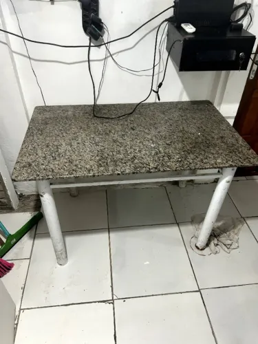 Mesa com tampo de mármore