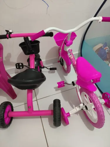 Vendo bicicleta aro 12 infantil feminina e triciclo feminino
