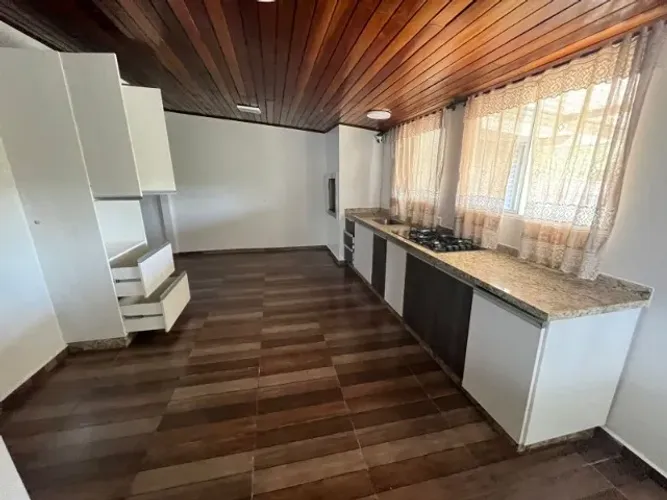 Casa com 3 quartos sendo uma suíte ,pronta para morar semi mobiliada novinha