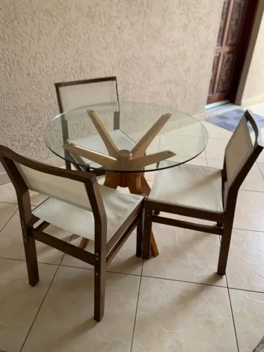 Mesa tampo de vidro 90 cm diâmetro e 3 cadeiras Martinica 47x52x87