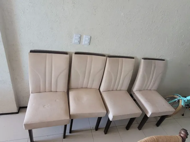 4 Cadeiras de Jantar Estofadas R$ 199
