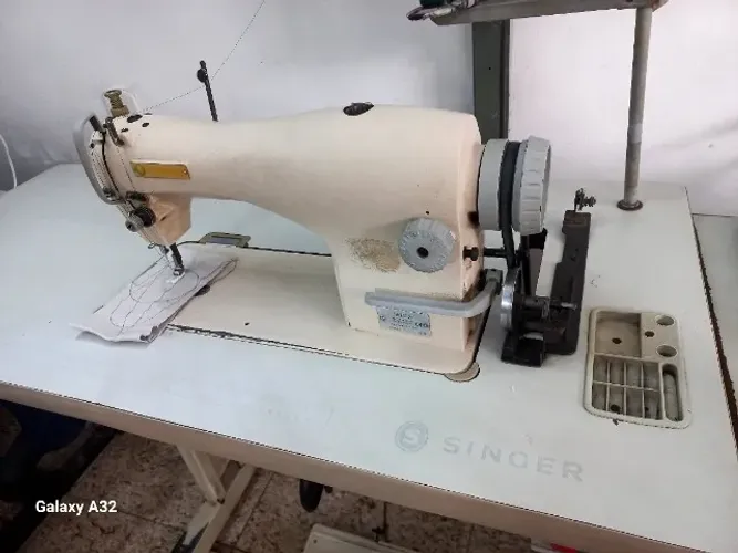 Máquina de costura reta industrial