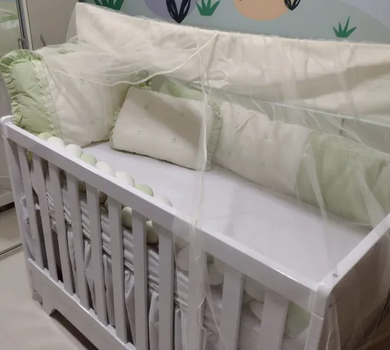 Kit protetor de berço completo para bebê, tanto para menino quanto para menina.