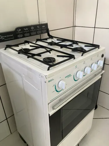 FOGÃO DE 4 BOCAS COM APENAS UM MÊS DE USO