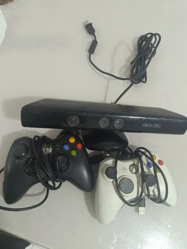 2 controles do Xbox 360 original e kinect
