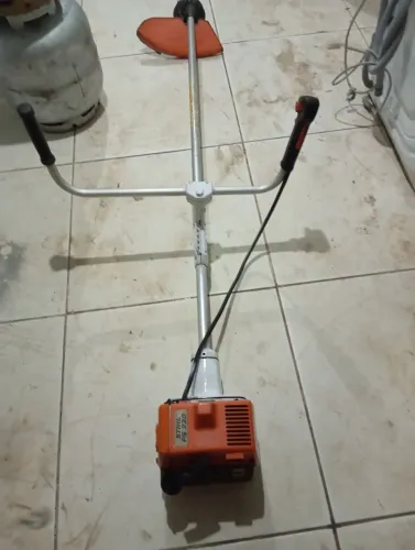 Vendo uma roçadeira stlhil 220 funcionando perfeitamente