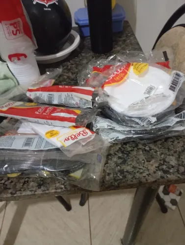 Vendo prato de bolo e comida descartáveis e faça e garfo novos sobra de aniversário