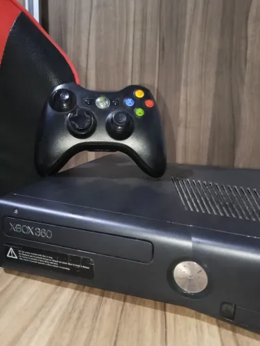 Vendo Xbox 360 com defeito + controle original.