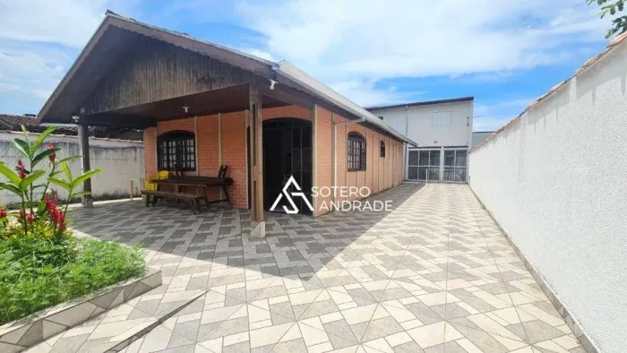 Linda casa dentro do Portal Patrimonium na praia Massaguaçu