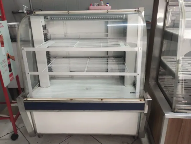 Balcão seco e um freezer
