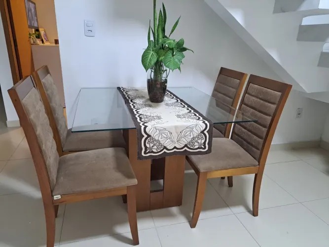 Mesa com 4 cadeiras