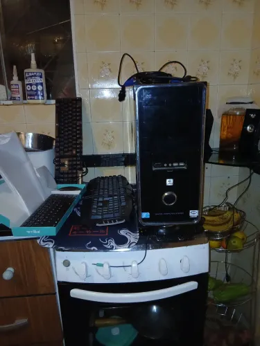 Gabinete de computador desktop c3thech mais acessórios menos monitor