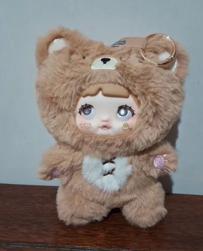Boneca ursinha de pelúcia Nommi