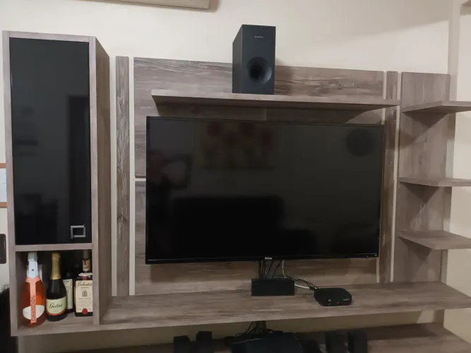 Painel de TV completo com rack