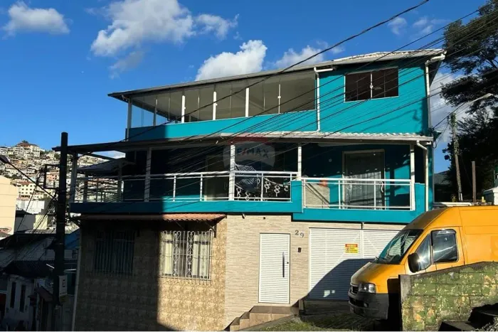 CASA NO CENTRO DA CIDADE DE NOVA FRIBURGO PROXIMA AO SUPER PAO COM 3 QUARTOS - 2 SUITES -