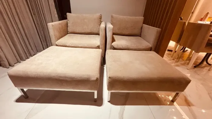 2 poltronas com 2 puffs