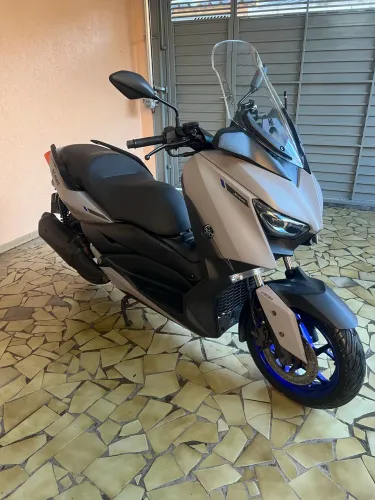 YAMAHA X-MAX 250