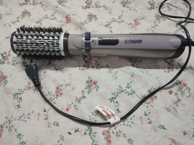 Escova Secadora Rotativa Conair titanium Rotating 900W Alisa e Modela 127V