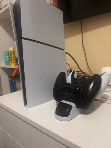 PS5 slim Digital, com 2 controles originais (disposto a negociar)