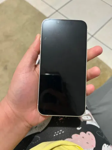 Vendo Ipnhone 14 branco 128gb lindo impecável quase sem marca  com 1ano de uso bateria 85%
