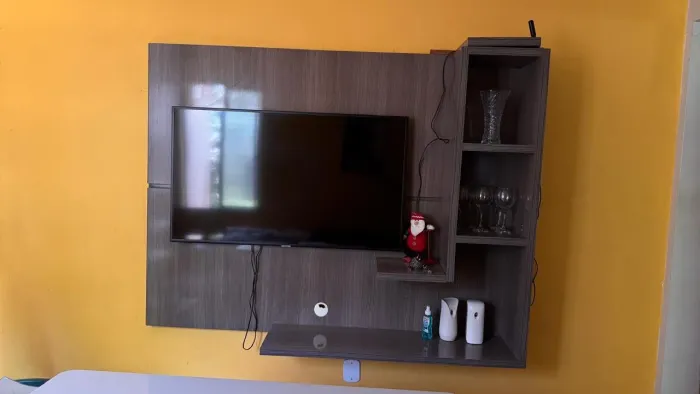 Painel para TV com Nichos e Prateleira