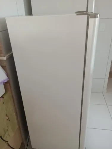 Vendo geladeira 600,00 semi nova ZAP: *