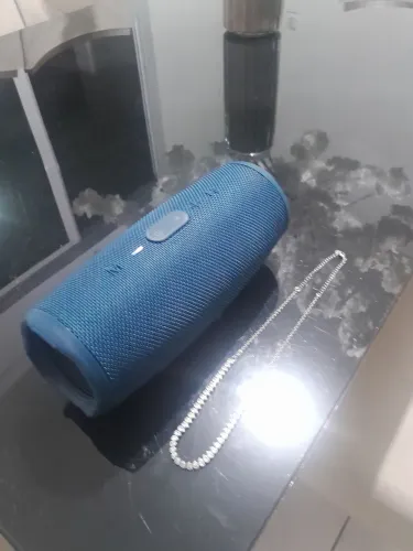 Caixa de som e cordão Riviera em gotas