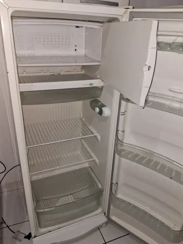 Vende se geladeira consul 261 litros funcionando muito bem em bom estado