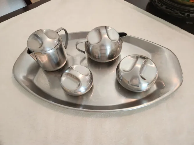 jogo de café e chá em aço inox da marca Tramontina.
