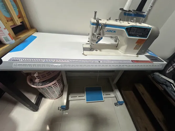 Máquina de costura jack A4B semi nova