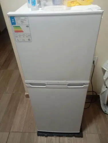 Geladeira Hq pequena,pouco mais de um mês de uso, com nota fiscal e tudo!