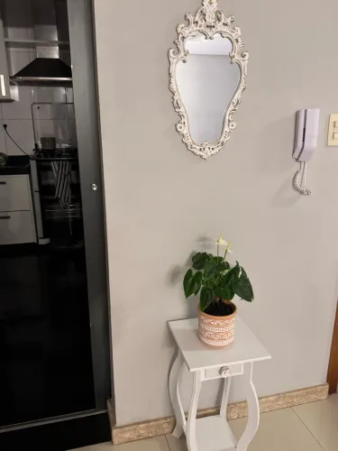 Conjunto Espelho Provençal + Mesinha Branca - Apenas 1 Mês de Uso