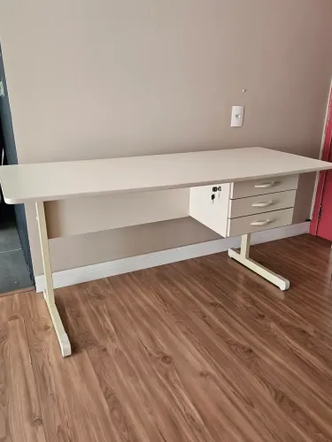 Mesa de escritório reforçada com 3 gavetas