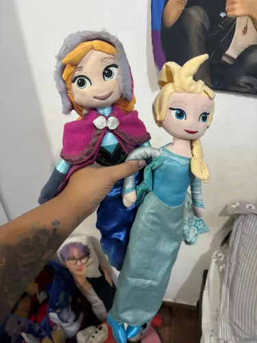 Pelúcias Anna Elsa frozen Disney store Orlando