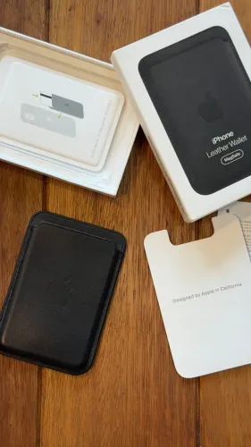 Carteira Apple MagSafe - iPhone Leather Wallet (Preta)