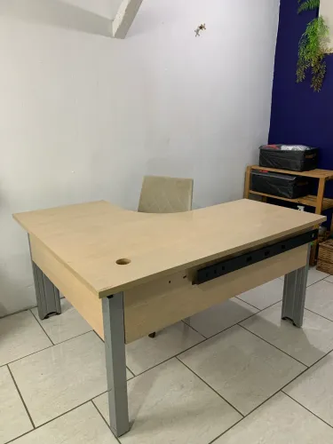 Mesa de escritório creme