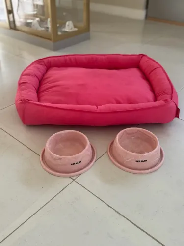 Cama e bebedouro para Pet e tapete higiênico
