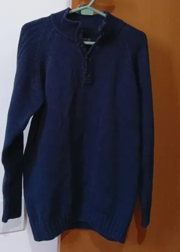 Suéter da marca ZAK, azul-marinho de tricô com gola alta e botões.