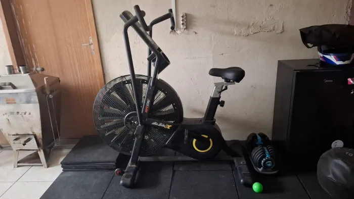 Vendo equipamentos de treino