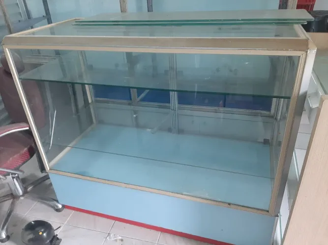 Vitrine/Balcão Expositor de Vidro e Metal 1,30m - 3 prateleiras