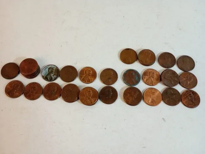 Lote c/ 33 moedas originais de 1 centavo de dólar americano (Lincoln Cent)! Cobrindo o per