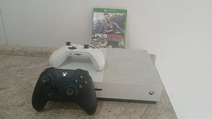 Xbox One S 1TB + 2 Controles + Jogo PES 2019  (Leia a Descrição) 