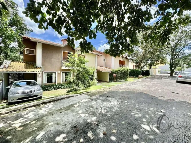 Casa em Condomínio à Venda em Carapicuíba-SP - 3 Quartos, 1 Suíte, 2 Salas, 2 Banheiros, 2