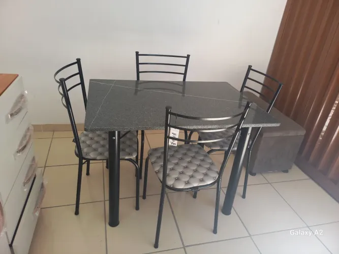 Mesa de mármore 4 cadeiras 