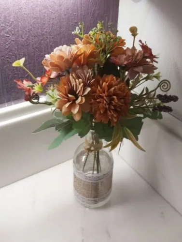 Arranjo de flores na cor laranja