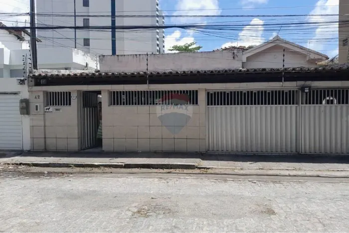 Casa com 04 quartos e 04 banheiros na Madalena