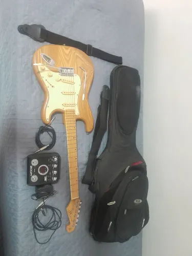 Kit Guitarra Stratocaster SX Vintage Series + Pedaleira Zoom G2