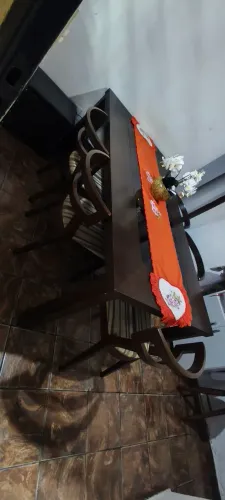 Mesa de madeira com vidro no meio